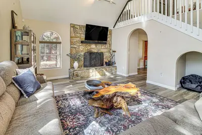 Image de Deck + Game Room: Lakeside 'Blue Jay Chalet' Cabin