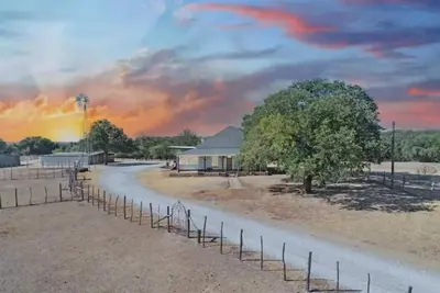 Image de Farmhouse on 8 acres