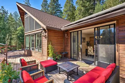 Image de Deck & Views: Lush A-Frame Cabin in Pioneer!