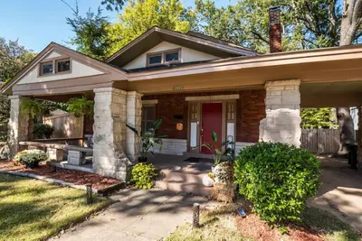 Image de City Life with a Historical  Charm