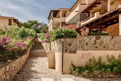 Baia de Bahas Two-room apartment sleeps 4, with A. C, a few steps from the sea