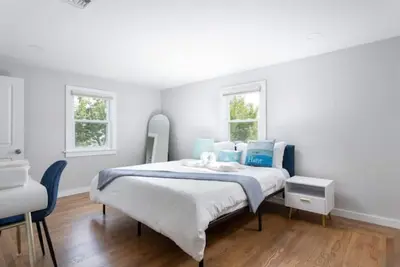 Image de Spacious & Updated Newport Retreat - Walk to Beach