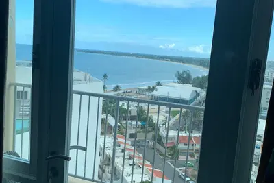 Image de Cozy oceanview studio w Direct Beach Access w parking included