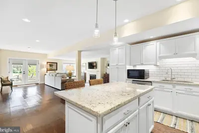 Image de 2/2 bath large private apartment, eat in kitchen living room, gym & laundry