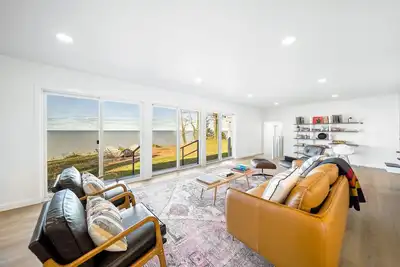 Image de Modern Lakefront Home with Sunrise & Sunset Views