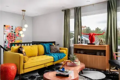 Image de Eclectic Mid Century Modern 3bd/3ba with *Hot Tub*