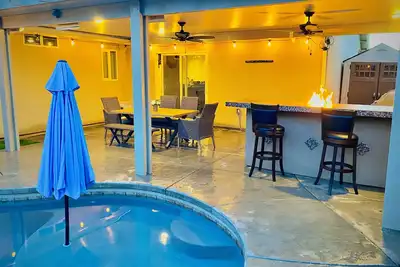 Image de Beautiful home W/Pool, Spa, Fire pit & Outdoor grill.