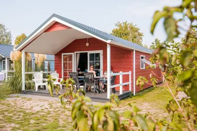 Image de Chalet avec terrasse couverte, dans un parc de vacances sur le Leukermeer