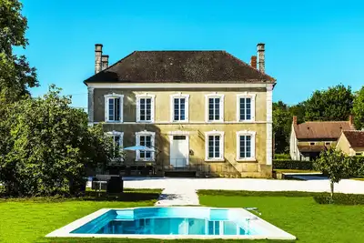 Image de Jolie maison 15 pers piscine chauffée couverte privée calme