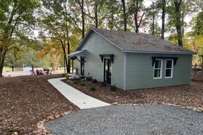 Image de 3 Bedroom Cottage with feel of being in nature.