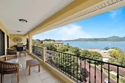 Image de Remodeled Top-Floor Condo with Stunning Wrap-Around Balcony Offering Mountain, Ocean & Marina Views