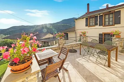 Image de Appartement \"Le Peonie - Clotilde\" avec vue sur les montagnes, jardin & Wi-Fi