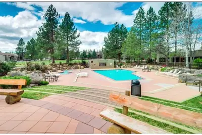Image de Resort condo closest to Mt. Bachelor skiing, 10 min to downtown Bend, pets! !