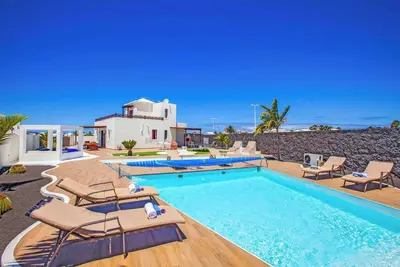 Image de Villa Esmeralda - Quatre Chambres Villa, Couchages 8