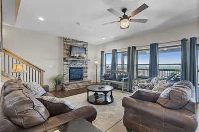 Image de Lakefront Haven, an Amazing 9 Bedroom Vacation Home Where the Fun Never Ends!