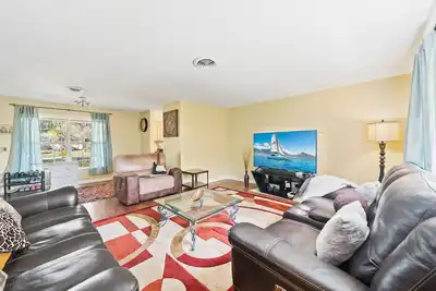 Image de Beautiful 4-Bedroom Bungalow with Modern amenities
