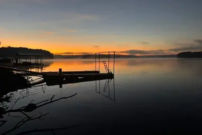 Image de Lakefront Getaway • Game Room • Hot tub & Dock