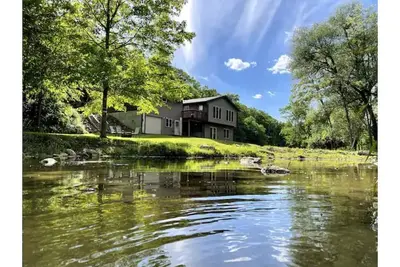Image de Timber Coulee Creek in backyard, king size bed, grill on deck, large garage.