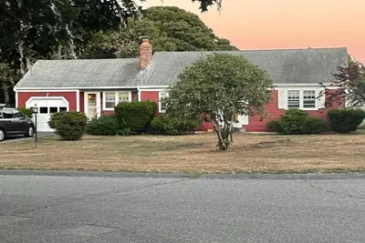 Image de Centrally Located Beach Home