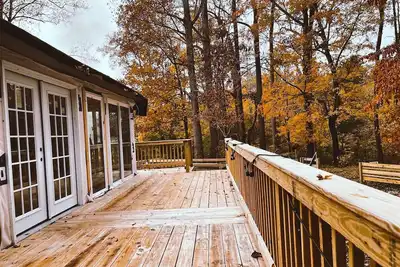 Image de Lakeside Artist Retreat minutes from Elon U, Gboro & Rdu! Pvt beach, deck & more