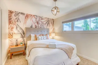Image de Luxury Home by North Glenmore Park