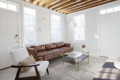 Image de Beautiful Townhouse right by King st.