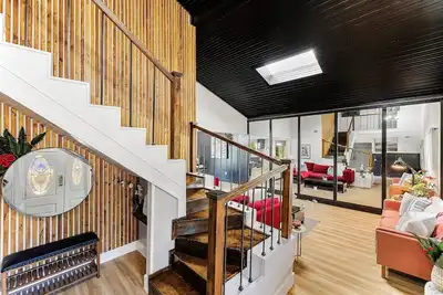 Image de Spacious Mid-Century Home King Beds+Charming View