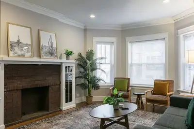 Image de Stylish Two Bedroom - A block from Wrigley Field