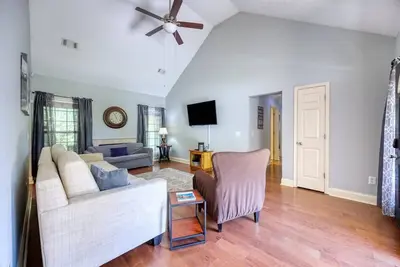 Image de Large Yard, Near Ft Moore & Csu-Creekside Retreat