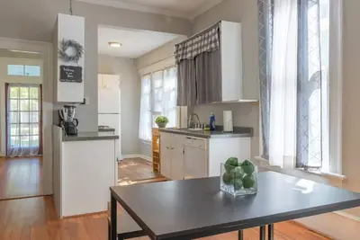 Image de The Sunny Southern Manse Front Unit Walk Downtown