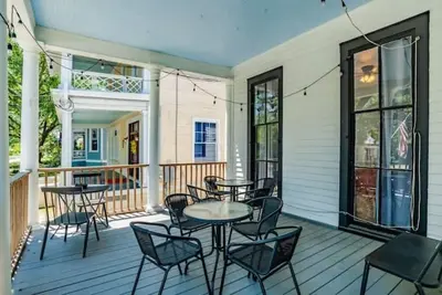 Image de Mins from Downtown & Dining - Dauphin Darling 3