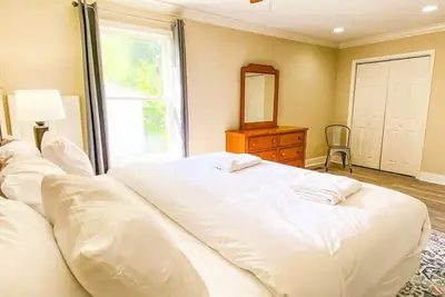 Image de Great Location w\/ Yard & Deck! - Bonita Bungalow