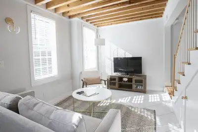 Image de Gorgeous Townhouse with a Patio near King st