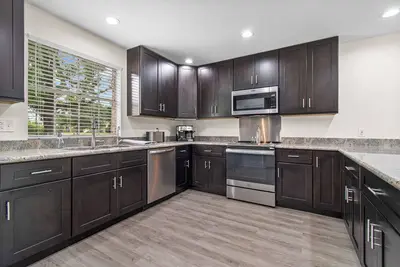 Image de Massive New Villa Sleeps 30 - 10 min from Pensacola Beach