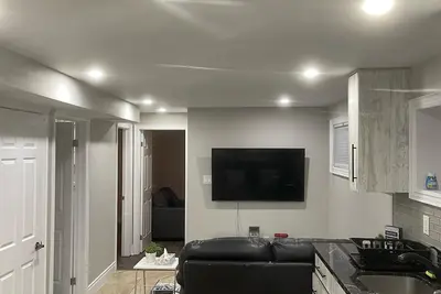 Image de Luxury & cozy 2 bedroom basement unit with own entrance