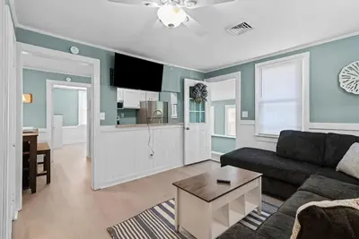 Newly-Renovated Beach Bungalow-Walk to Beach