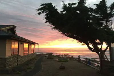 Image de Beautiful Oceanfront Home With Spectacular Views. 17 steps to the beach!