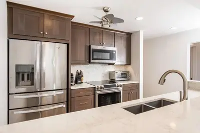 Image de Lavishly Remodeled, Modern Luxury Condo!