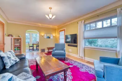 Image de Spacious & Serene w/ Private Backyard + Treadmill!