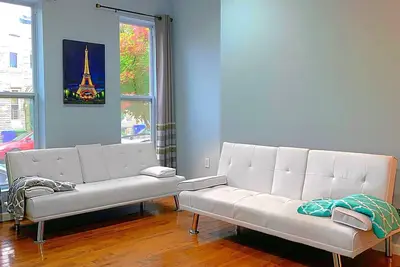 Classic/stylish Row Home in Heart of Bmore. Fast wifi. Pet friendly.