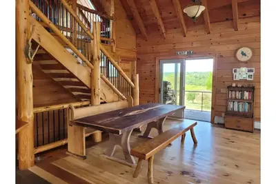 Image de Wild Wind Lodge with beautiful woodwork and views