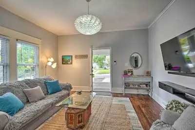 Image de Bright & Airy Durham Cottage w/ Covered Porch