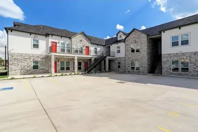 Image de Your Mustard Opulent Oasis I Near Medical Center