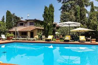 Image de Maison de vacances privée avec Wifi, climatisation, bain à remous, sauna, piscine, Tv, patio