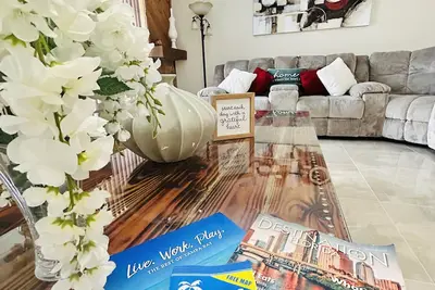 Image de Frenzy for the old w/heatedpool in a safe and quite neighborhood!