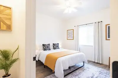 Image de Centrally-located two bedroom, two bathroom townhome with washer and dryer in a quiet neighborhood