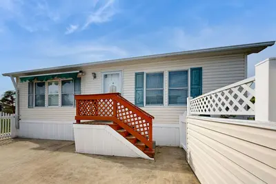 Image de Coastal living with on-site pool, playground, grills, central Ac, & washer/dryer