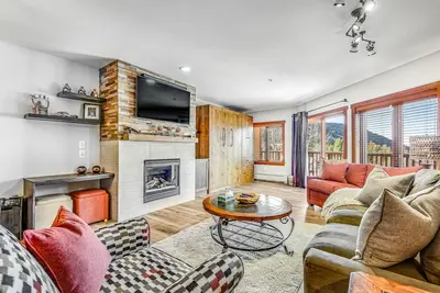 Image de Mountain-view condo with pool, hot tub, fireplace, gym & W/D - walk to lifts