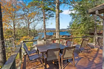 Image de Scenic lakefront retreat with water access, private dock, grill, W/D & fireplace
