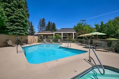 Image de Relax and Unwind! Amazing Unit! Close to Cascade Village Shopping Center!